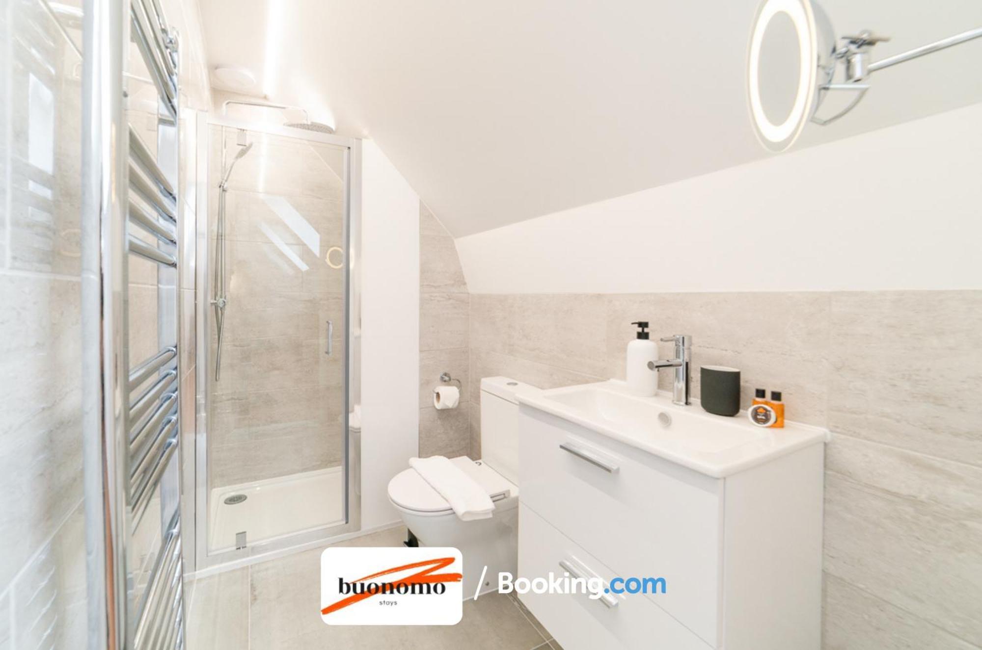 Two Bedroom Apartment At Buonomo Stays Short Lets & Serviced Accommodation London Eksteriør billede